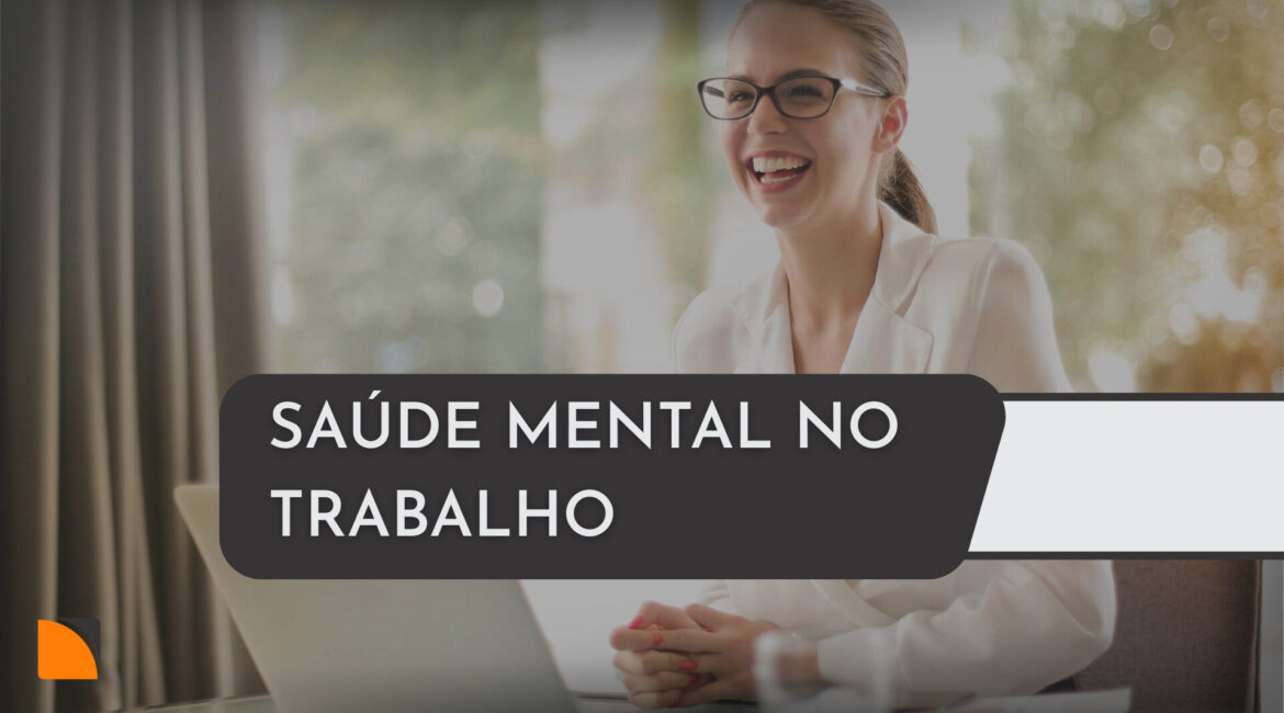 Funcionário lendo relatório sobre saúde mental no trabalho